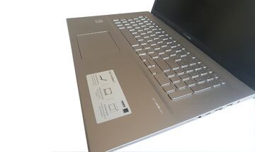 Asus VivoBook 17 F712JA test par NotebookCheck