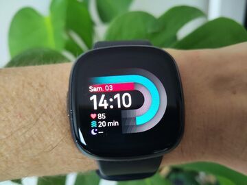 Fitbit Versa 4 reviewed by CNET France