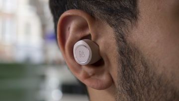 BeoPlay E8 test par ExpertReviews