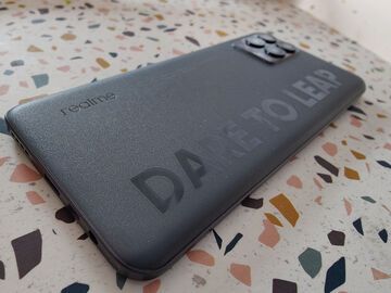 Realme 8 Pro testé par Stuff Realme 8 Pro testé par Stuff
