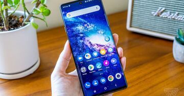 TCL  20 Pro test par The Verge