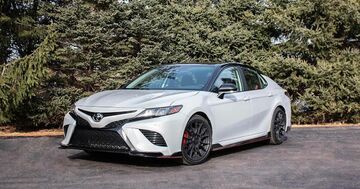 Toyota Camry reviewed by CNET USA