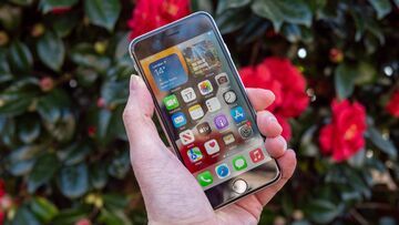 Apple iPhone SE - 2022 test par ExpertReviews