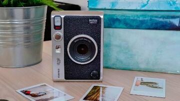 Fujifilm Instax Mini Evo reviewed by Tech Advisor