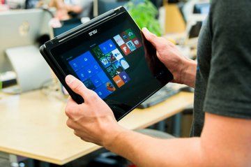 Asus Transformer Book Flip TP200SA test par DigitalTrends