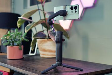 DJI Osmo Mobile 6 testé par Pocket-lint DJI Osmo Mobile 6 testé par Pocket-lint