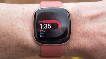 Fitbit Versa 4 test par ExpertReviews