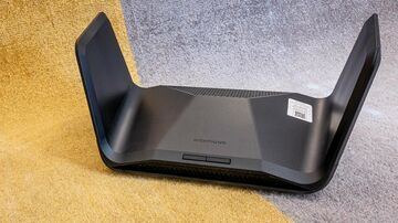 Netgear Nighthawk RAXE300 testé par ExpertReviews Netgear Nighthawk RAXE300 testé par ExpertReviews