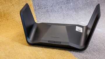 Netgear Nighthawk RAXE300 test par ExpertReviews