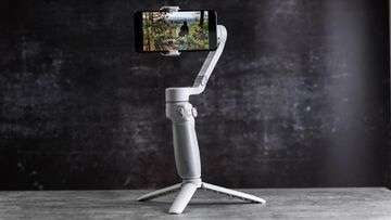 Zhiyun Smooth Q test par ExpertReviews Zhiyun Smooth Q test par ExpertReviews
