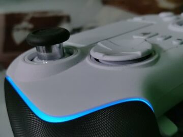Razer Wolverine V2 Pro test par GamerGen