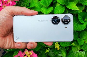 Asus  Zenfone 10 reviewed by NotebookCheck