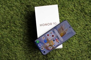 Honor 90 reviewed by Journal du Geek