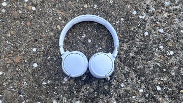 JBL Tune 670 NC testé par TechRadar JBL Tune 670 NC testé par TechRadar