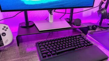 Razer Monitor Stand Chroma testé par Windows Central Razer Monitor Stand Chroma testé par Windows Central