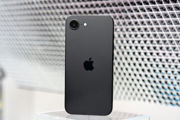 Apple iPhone 16e testé par The Verge Apple iPhone 16e testé par The Verge