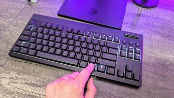 Razer BlackWidow V4 Hyperspeed testé par Windows Central Razer BlackWidow V4 Hyperspeed testé par Windows Central