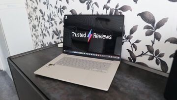 Asus  Zenbook A16 test� par Trusted Reviews