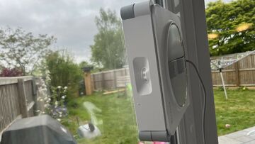 Ecovacs Winbot W2S Omni test� par Trusted Reviews