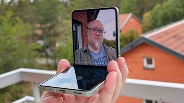 Samsung Galaxy Z Flip 8 reviewed by Tech Advisor Samsung Galaxy Z Flip 8 reviewed by Tech Advisor