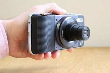 Hasselblad True Zoom Moto Mod test par DigitalTrends
