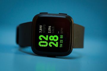Fitbit Versa reviewed by CNET USA