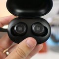 BeoPlay E8 test par Pocket-lint BeoPlay E8 test par Pocket-lint