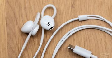 Google Pixel USB earbuds test par The Verge Google Pixel USB earbuds test par The Verge