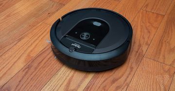 iRobot Roomba i7 Plus test par The Verge