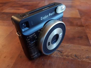 Fujifilm Instax Square SQ6 - Taylor Swift Edition testé par Trusted Reviews Fujifilm Instax Square SQ6 - Taylor Swift Edition testé par Trusted Reviews