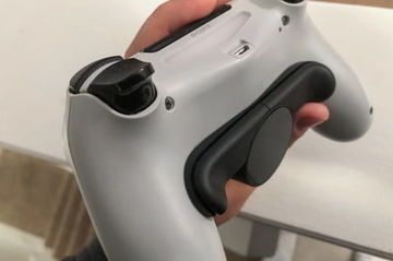 Sony DualShock 4 Back Button Attachment test par DigitalTrends