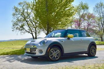 Mini Cooper SE reviewed by DigitalTrends